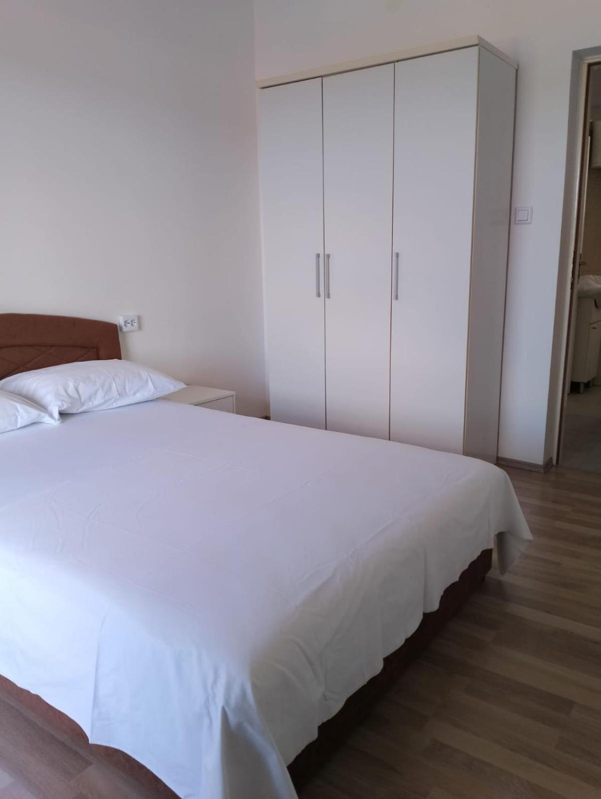 Apartment Vini *